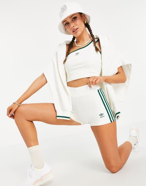 adidas Originals - 'Tennis Luxe' - Booty shorts met logo en 3-Stripes in gebroken wit