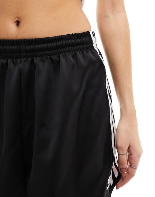 ★ADIDAS Originals★Three Stripes Sprinter ショートパンツ adidas Originals three stripe sprinter shorts in black | ASOS