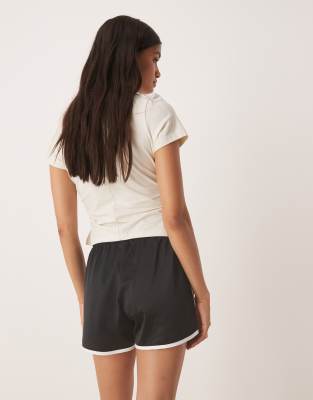 【adidas Originals】 three stripe sprinter shorts(送料無料） adidas Originals three stripe sprinter shorts in red | ASOS