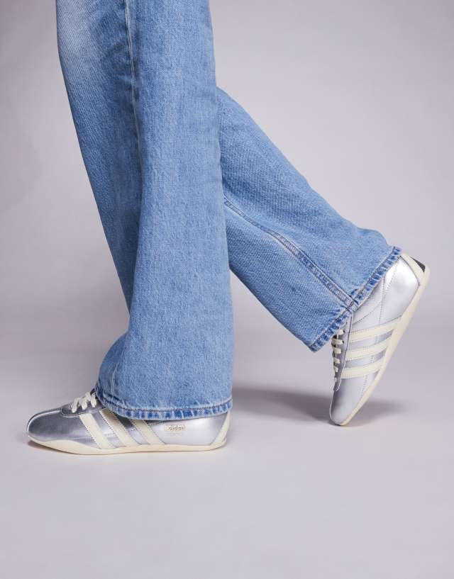靴 n TOKYO Giselle Foil Silver adidas Originals Tokyo sneakers in silver | ASOS