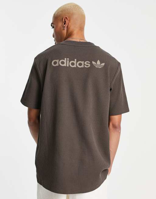 adidas Originals – Tonal Textures – Brązowy T-shirt o waflowej teksturze z logo na plecach