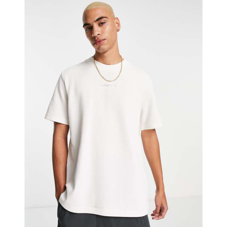 adidas Originals Tonal Textures T shirt in pique bianco gesso con logo sul retro ASOS