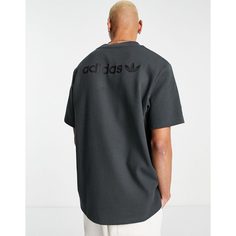 V0Gez Top adidas Originals - Tonal Textures - T-shirt in piqué nero carbone con logo sul retro