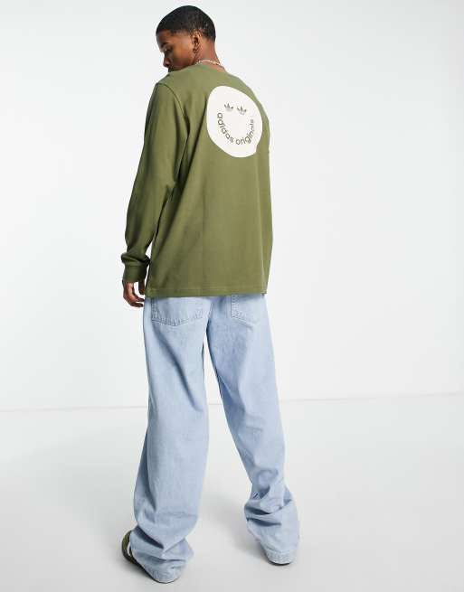 adidas Originals - Top met lange mouwen en smiley-print op de rug in olijfgroen