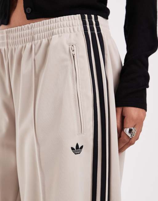 adidas Originals Trackpants mit Barrel-Leg und Firebird in Beige, 2 von 5