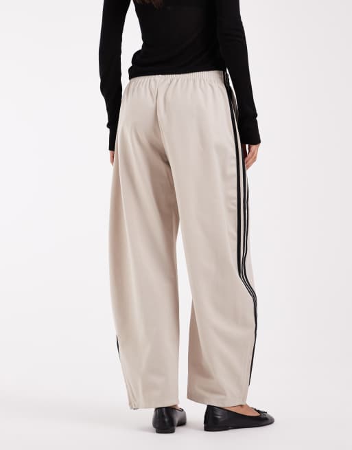 adidas Originals Trackpants mit Barrel-Leg und Firebird in Beige, 5 von 5