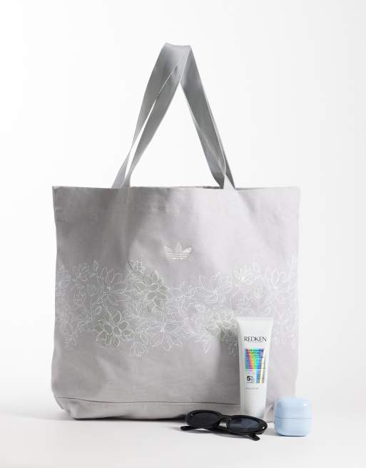 adidas Originals – Tragetasche in Grau mit Blumenstickerei, 2 von 4