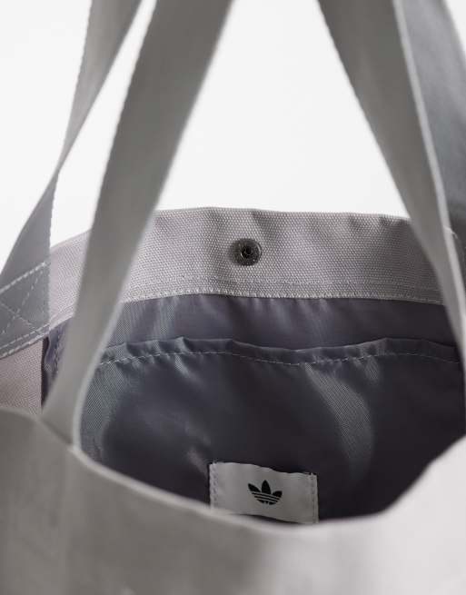 adidas Originals – Tragetasche in Grau mit Blumenstickerei, 3 von 4