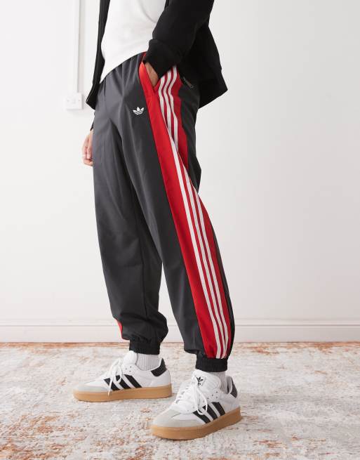 adidas Originals - Trainingsbroek in zwart en rood