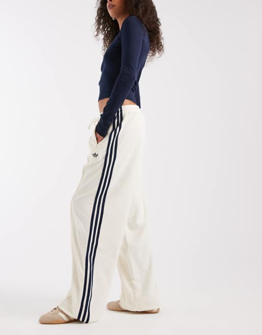 adidas Originals – Trainingshose aus Frottee in Cremeweiß, 2 von 5