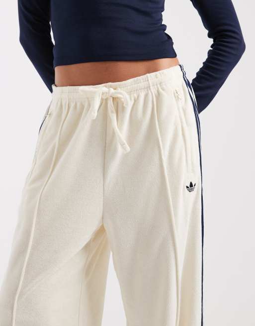 adidas Originals – Trainingshose aus Frottee in Cremeweiß, 3 von 5