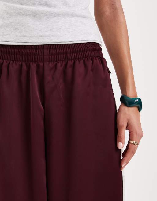 adidas Originals – Trainingshose aus Satin in Kastanienbraun und Wollweiß mit weitem Bein, 3 von 5