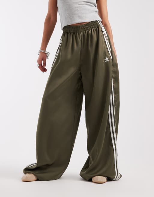 adidas Originals – Trainingshose aus Satin in Khaki mit weitem Bein, 2 von 5