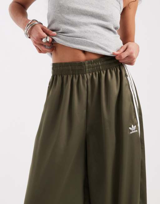 adidas Originals – Trainingshose aus Satin in Khaki mit weitem Bein, 3 von 5