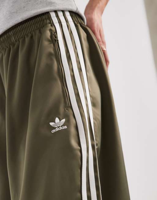 adidas Originals – Trainingshose aus Satin in Khaki mit weitem Bein, 4 von 5