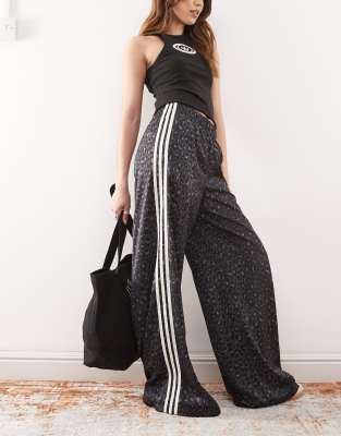 adidas Originals - Trainingshose aus Satin mit schwarzem Leopardenmuster und weitem Bein-Bunt