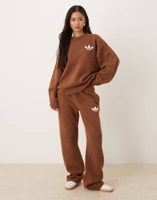 adidas Originals - Trainingshose aus Strickstoff in Braun mit weitem Bein-Brown