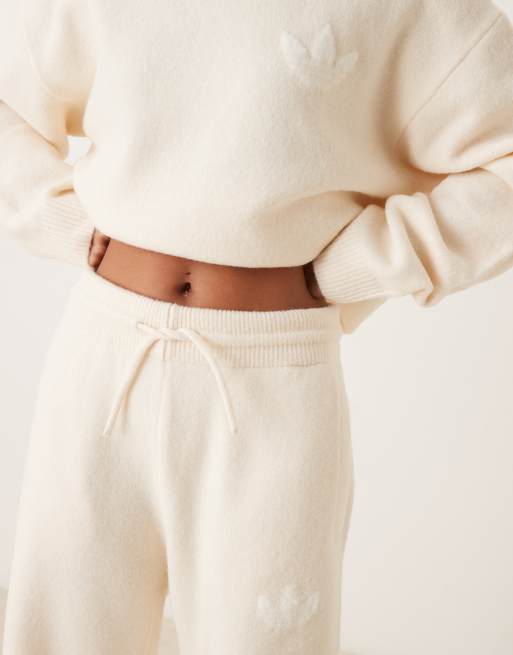 adidas Originals – Trainingshose aus Strickstoff in Creme mit weitem Bein, 2 von 5