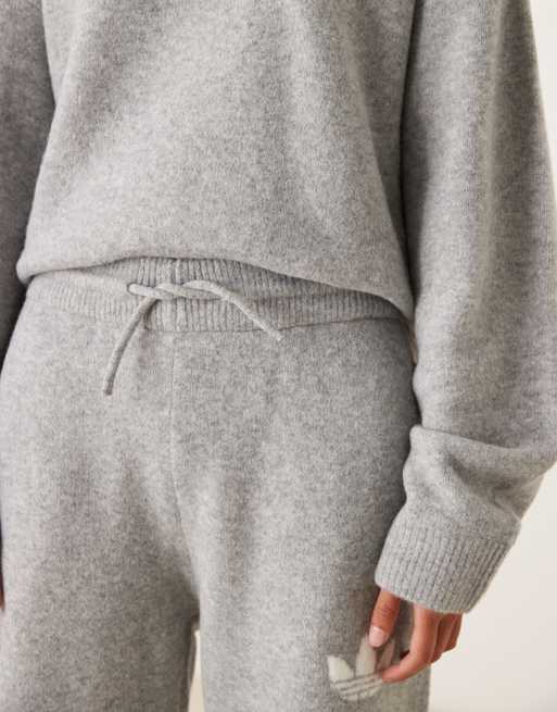 adidas Originals – Trainingshose aus Strickstoff in Grau mit weitem Bein, 4 von 5