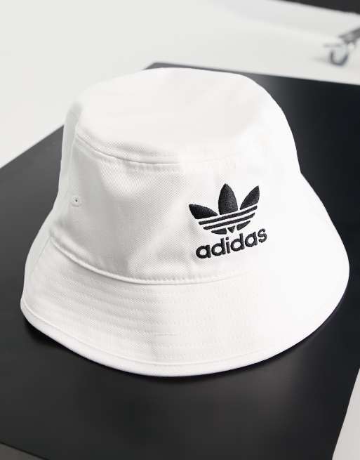 Edredón Peligro Relámpago adidas Originals trefoil bucket hat white | ASOS