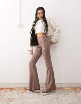 adidas Originals - Trefoil Essentials - Ausgestellte Leggings in Braun