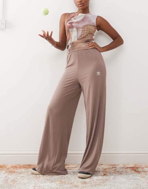 adidas Originals – Trefoil Essentials – Bruna, ribbade byxor med vida ben