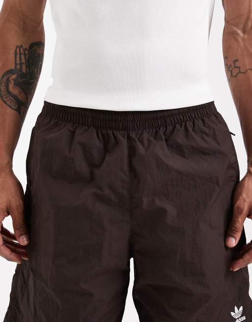 adidas Originals – Trefoil Essentials – Shorts aus Webstoff in Aurora Coffee, 4 von 5