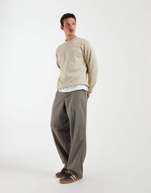 adidas Originals – Trefoil Essentials – Sweatshirt aus French Terry in Khaki Three mit Rundhalsausschnitt, 2 von 5