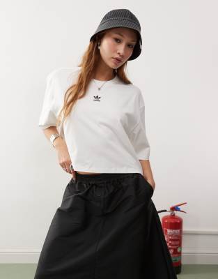 adidas Originals - Trefoil Essentials - T-Shirt in Weiß mit kurzem Schnitt