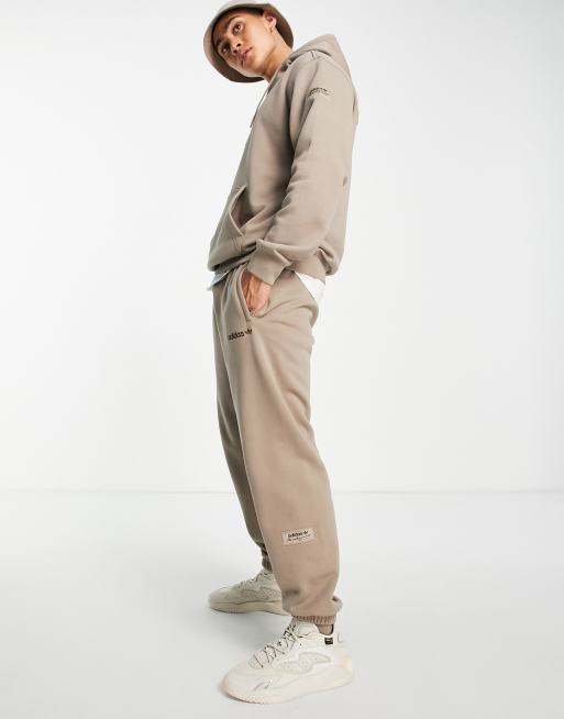 adidas Originals – Trefoil Linear – Joggersy premium z naszywką na nogawce w kolorze kredowego brązu