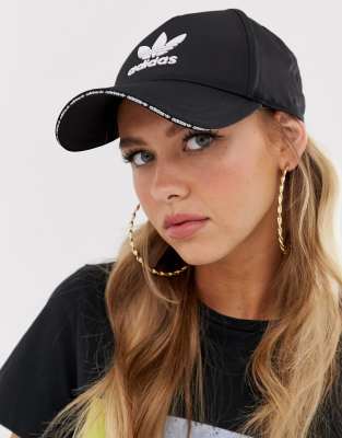 Fille avec 2025 casquette adidas