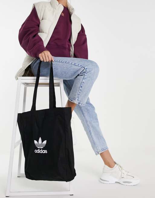 Raffinere Klassificer helikopter adidas Originals trefoil shopper in black | ASOS