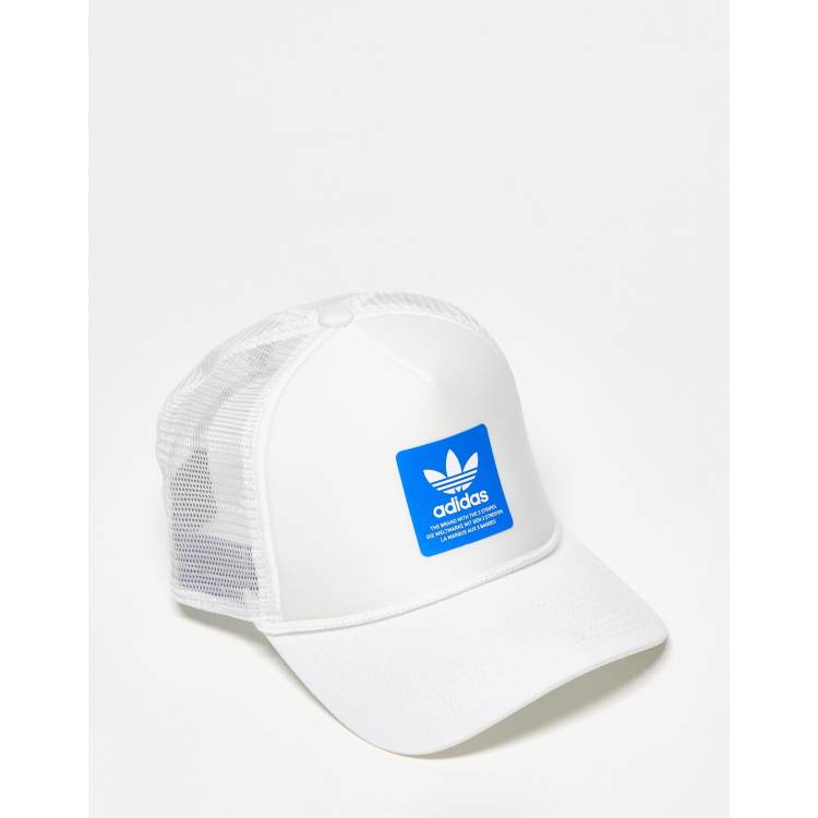 trucker cap in white with blue logo |