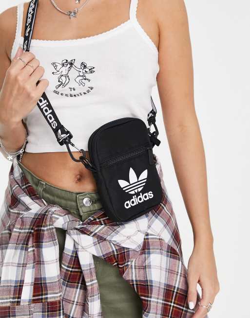 adidas Originals – Umhängetasche in Schwarz mit Dreiblatt-Logo 