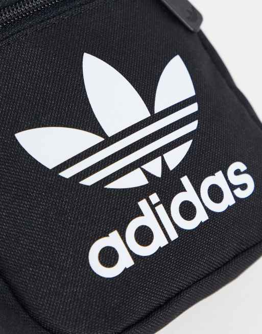 adidas Originals Umhangetasche in Schwarz mit Dreiblatt Logo