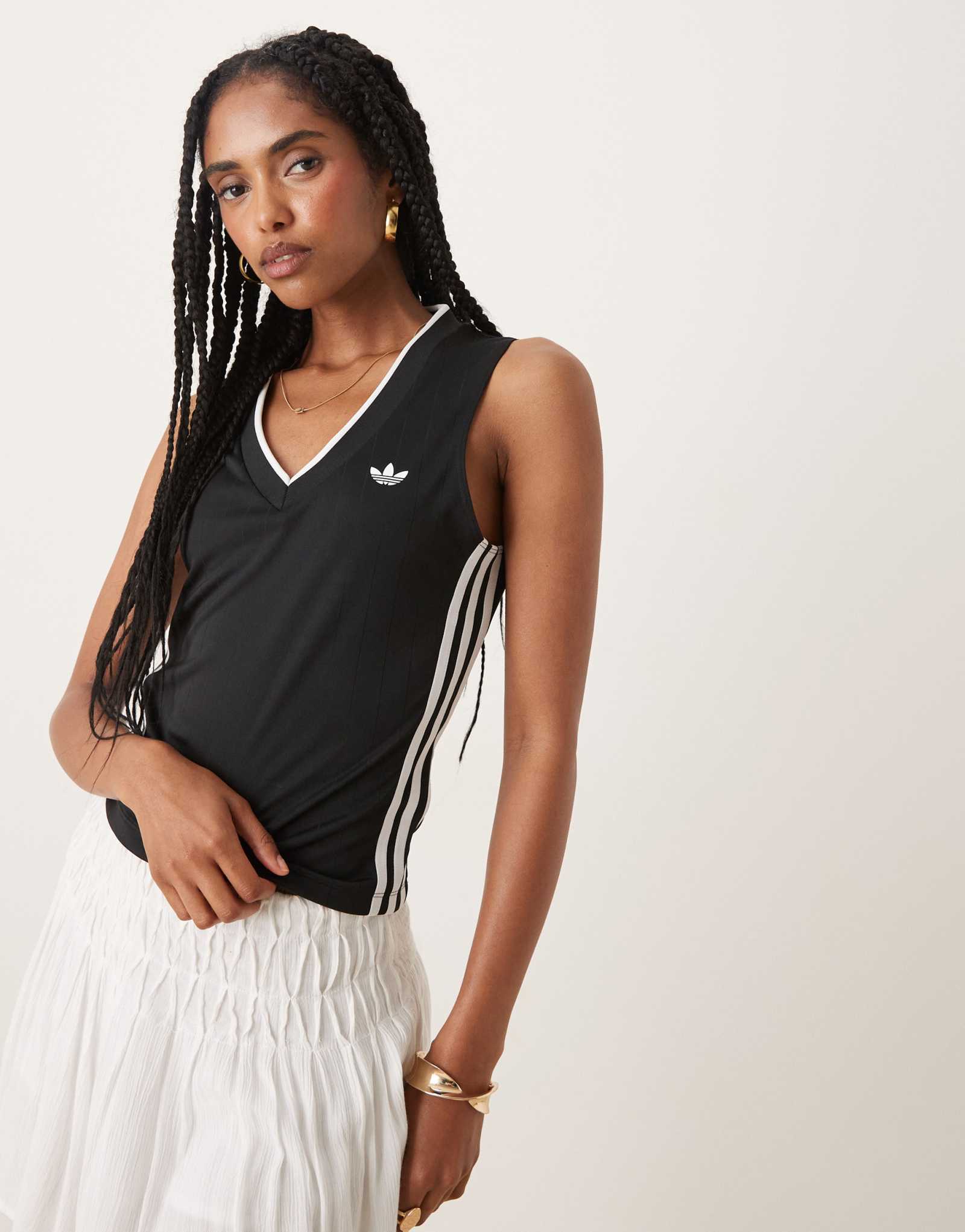 черный топ adidas Originals с v-образным вырезом