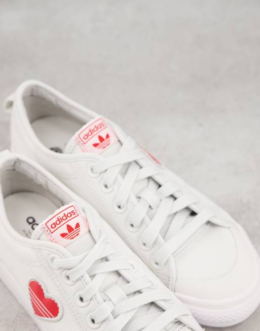 adidas Originals Valentines Nizza Sneaker in WeiB mit Herzaufdruck