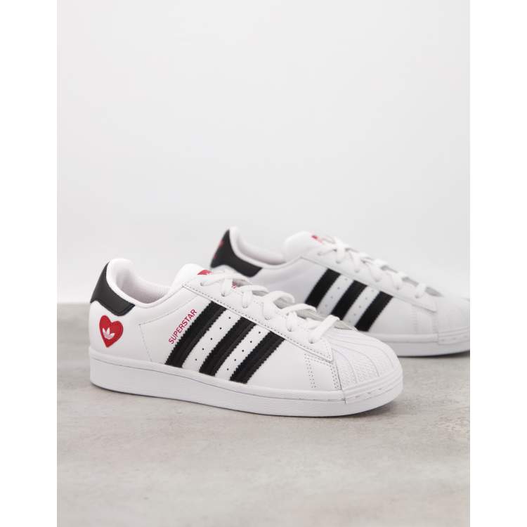 adidas Originals Valentines Superstars Sneakers bianche con cuori stampati