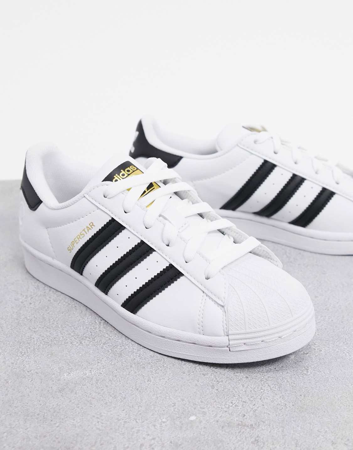 Адидас бело черные мужские. Adidas Originals Superstar белые. Adidas Originals Superstar. Адидас кроссовки женские суперстар белые. Адидас ориджинал кеды белые черные