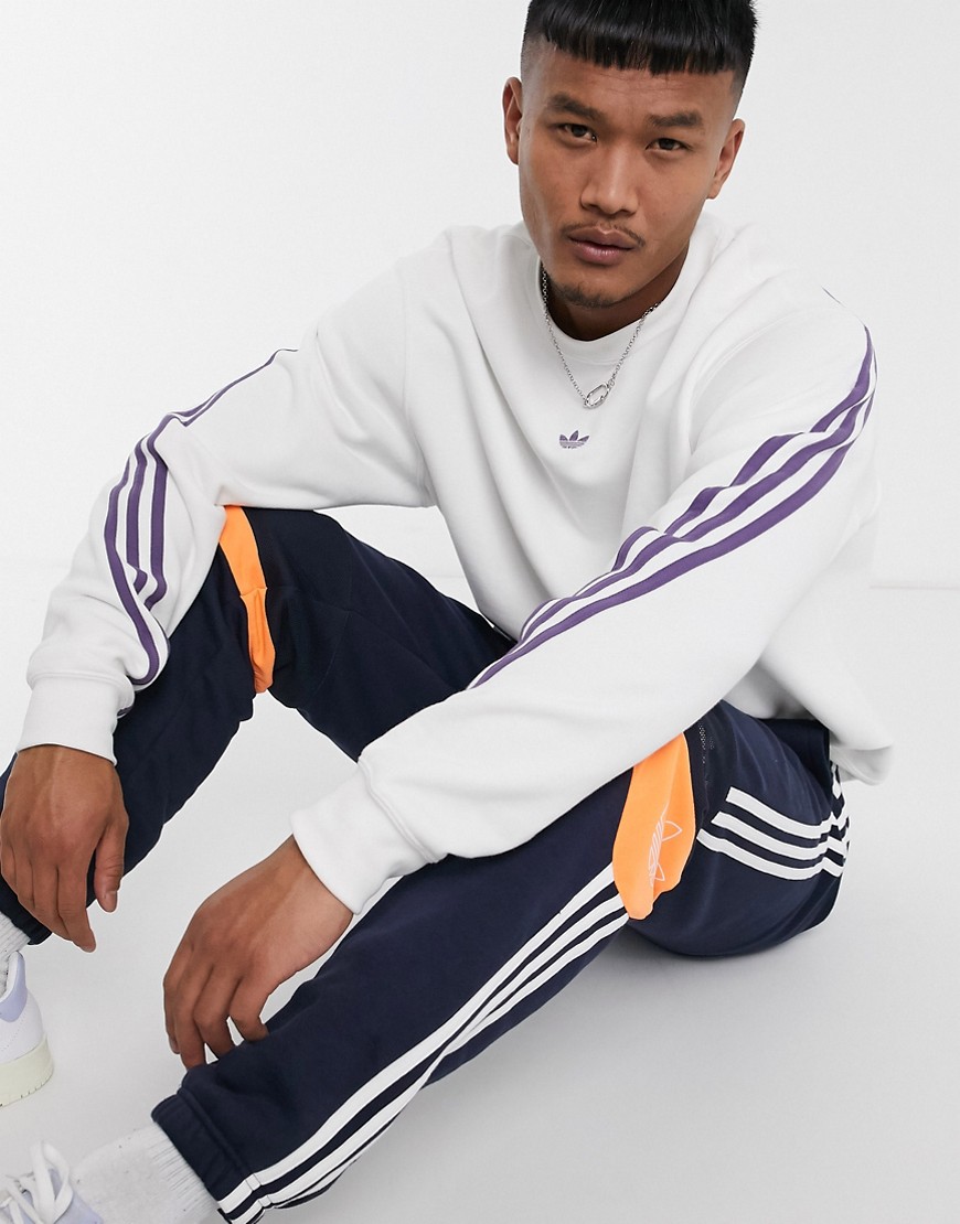 Adidas Originals – Vit sweatshirt med 3 ränder som går runt plagget