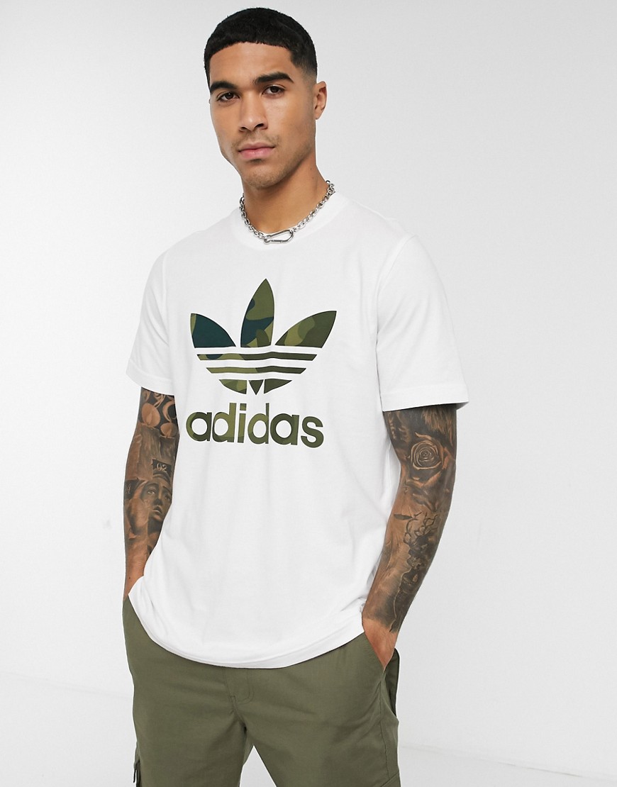 adidas Originals – Vit t-shirt med kamouflagemönstrad treklöverlogga