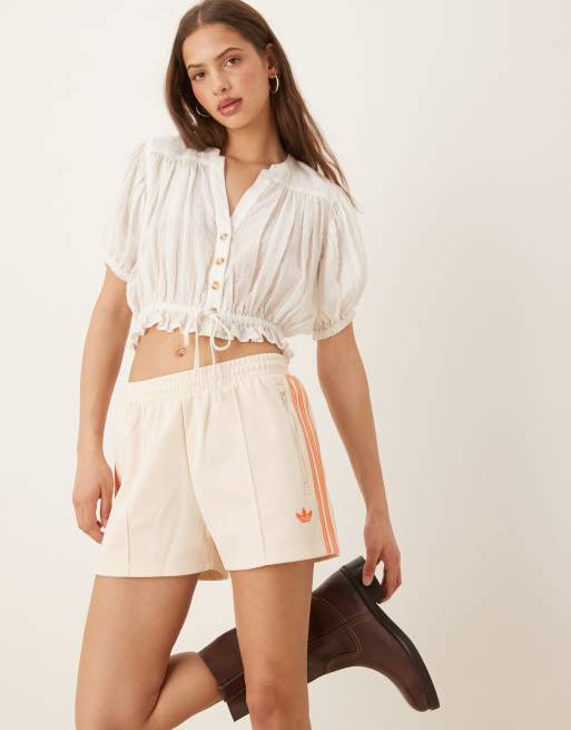 adidas Originals – Vita, virkade shorts med 3 ränder