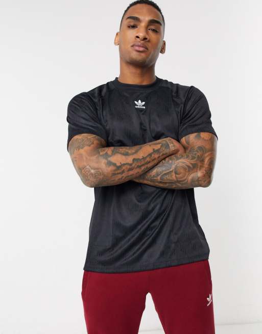 adidas Originals – Vollständig mit Logos bedrucktes, schwarzes T Shirt mit Trefoil in der Mitte adidas Originals – Vollständig mit Logos bedrucktes, schwarzes T Shirt mit Trefoil in der Mitte