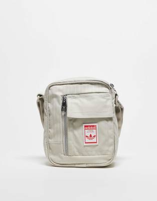 adidas Originals - Wabash - Kleine Tasche in Grau