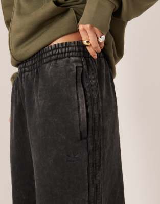 Adidas Originals Washed Straight Leg Sweatpants In Black
