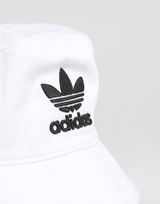 ASOS mit Fischerhut adidas Weißer Logo – Originals |