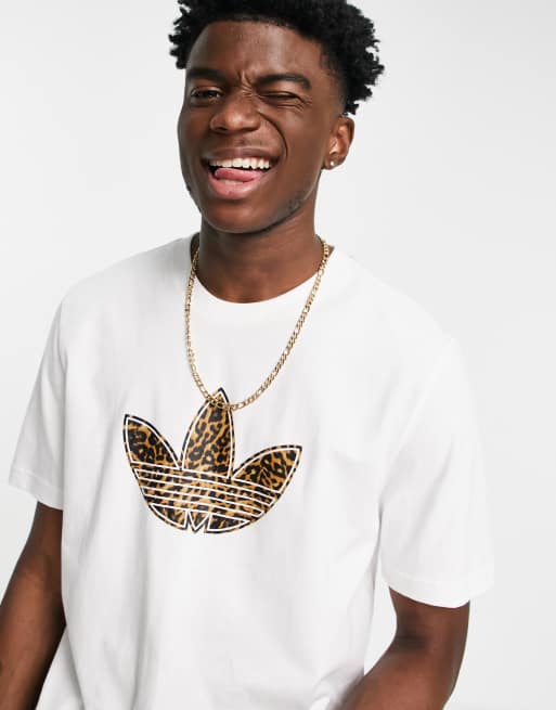 adidas Originals – Weißes T-Shirt mit Dreiblatt-Logo im Leopardenmuster