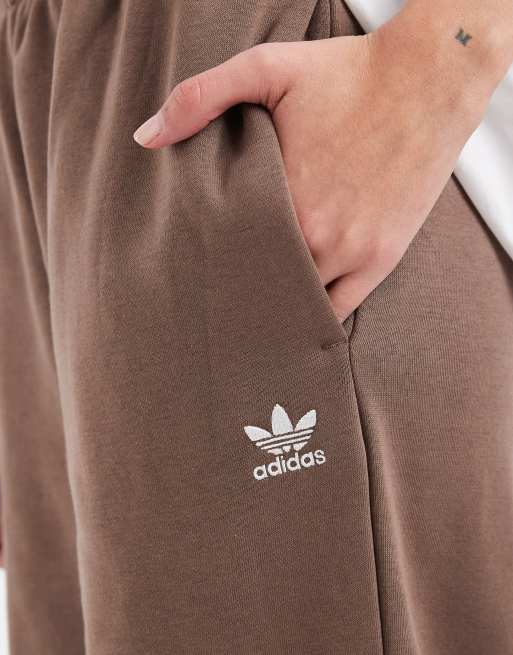 adidas Originals – Weit geschnittene Basic-Jogginghose in Hellbraun, 4 von 5