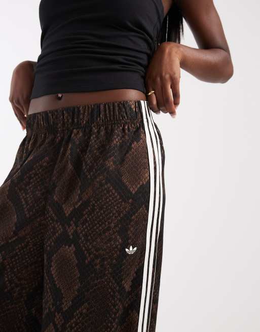 adidas Originals weite Satin-Trainingshose in Dunkelbraun mit Schlangenmuster, 3 von 5