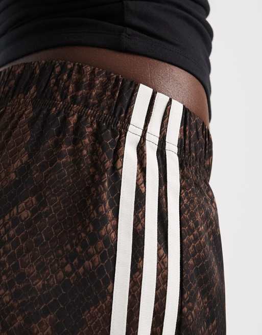 adidas Originals weite Satin-Trainingshose in Dunkelbraun mit Schlangenmuster, 5 von 5